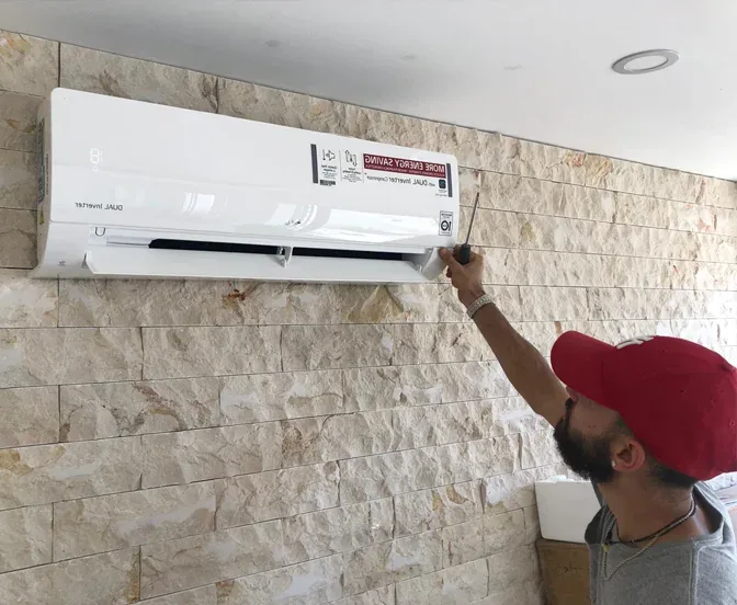 Técnico instalando maquinaria de climatización industrial